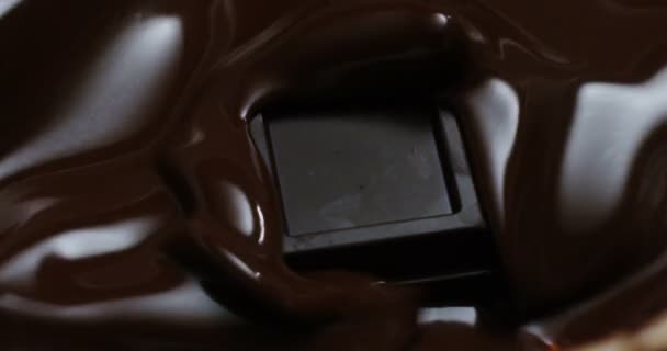 Super Cámara Lenta Gota Chocolate Caliente Fallando Salsa Batida Una — Vídeo de stock