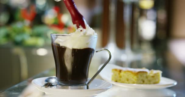 카페에서 초콜릿입니다 크리스마스 시간에 바텐더는 신선한 크림을 초콜릿 배경에서 크리스마스 — 비디오