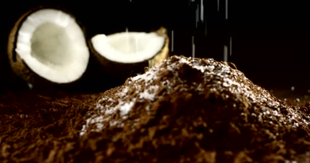 Super Slow Motion Del Dosaggio Del Cacao Polvere Con Cocco — Video Stock