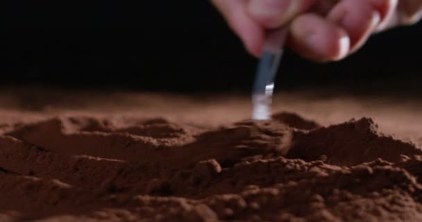 Super Slowmotion Van Cacaopoeder Dosering Met Een Kleine Lepel Geïsoleerd — Stockvideo