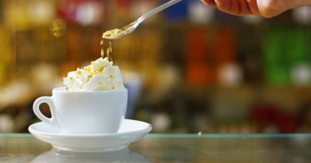 Avelãs Caindo Chantilly Uma Xícara Cheia Chocolate Quente Shopping Conceito — Vídeo de Stock