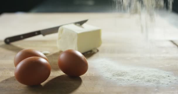 Movimiento Lento Harina Que Cae Sobre Mesa Con Huevos Mantequilla — Vídeos de Stock