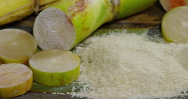方糖和糖原料颗粒中的组成一个宏镜头 甜味剂 果汁和饮料 — 图库视频影像