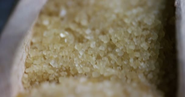 サトウキビ 砂糖キューブ 生の顆粒の糖組成のマクロ撮影 コンセプト 甘味料 エネルギー ジュース ドリンク — ストック動画