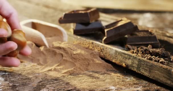 Bir Dökülen Süt Kakao Ile Çırpılmış Krema Çikolata Pul Tipik — Stok video