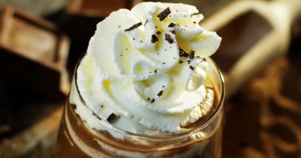 Рука Поливає Молоко Какао Склянці Повільному Русі Збитими Вершками Шоколадними — стокове відео