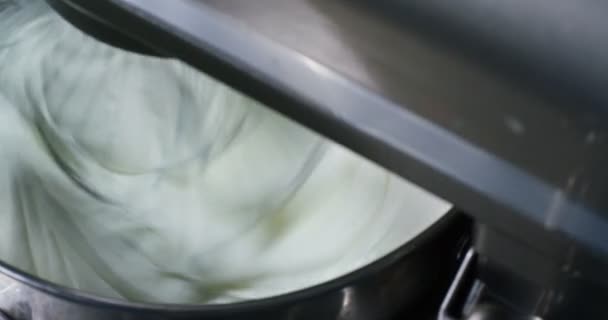 Finom Fehér Krém Moccan Gép Professzionális Gyárban Így Édességek Fehér — Stock videók