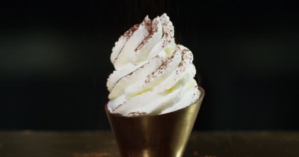 Gros Plan Cacao Tombant Sur Crème Fouettée — Video