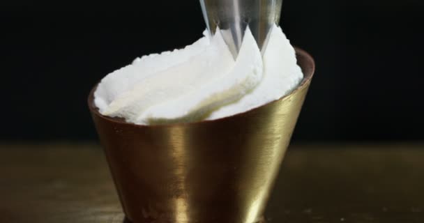 加入甜点的奶油的特写 — 图库视频影像