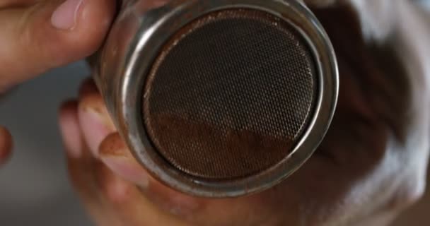 Pasticcere Professionista Spruzza Dolci Cacao Caramelle Cioccolato Dolci Rendendoli Gustosi — Video Stock