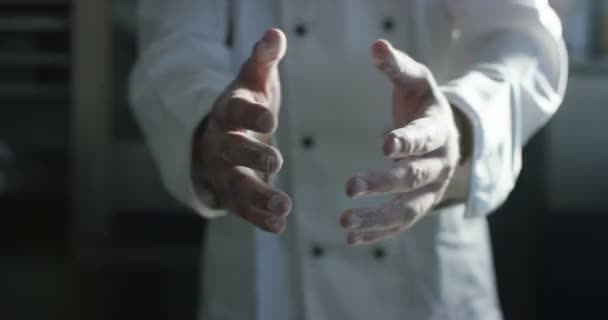 プロの菓子職人は彼の手と粉フライ 小麦粉をクラップを調理します コンセプト 菓子パイ生地の生産 グルメ 純粋な製品 ベーキング レストランでの作業 美しい製品を焼く — ストック動画