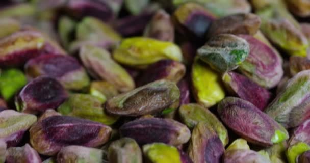 Man Raakt Kleurrijke Schoongemaakte Pistache Groen Paars Geel Concept Gezouten — Stockvideo