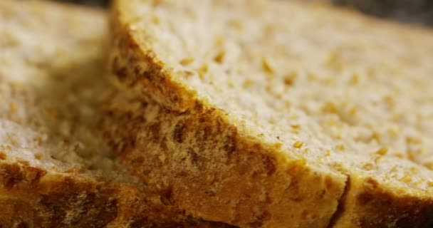 Typische Italiaanse Focaccia Wordt Gezouten Geolied Slowmotion Een Houten Bord — Stockvideo