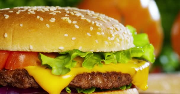 Ronddraaien Video Van Hamburger Met Uien Tomaten Groene Salade Sauzen — Stockvideo