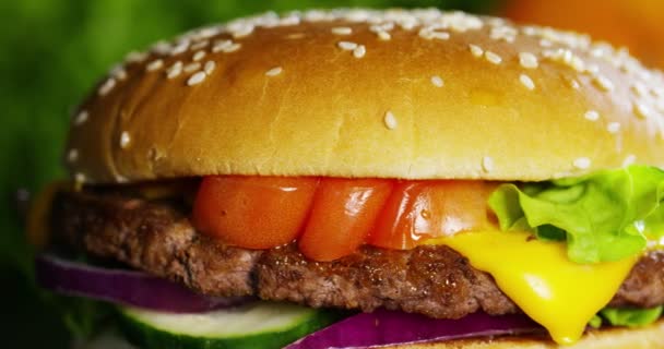 关闭汉堡的视频与洋葱 西红柿 绿色沙拉和酱汁 — 图库视频影像