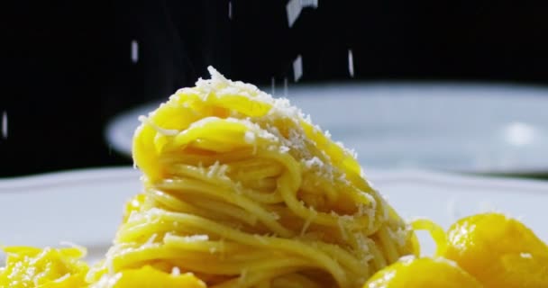 意大利面食与奶酪和洋葱的顶部 非常古老的传统和意大利风格 彩色食品和健康和清淡的食物在意大利 意大利面食生物和慢食 — 图库视频影像