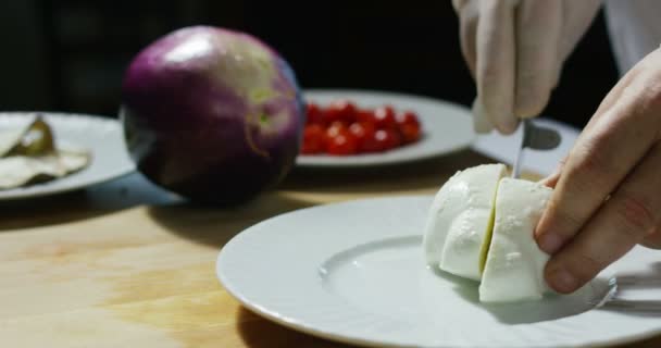 Primer Plano Del Chef Cortando Queso — Vídeo de stock