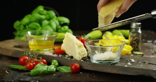 Gerakan Lambat Dari Keju Parmesan Keju Italia Khas Piring Baru — Stok Video