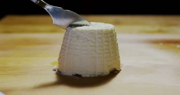 Lento Movimento Una Grattugia Parmigiano Grattugiato Tipico Formaggio Italiano Sul — Video Stock