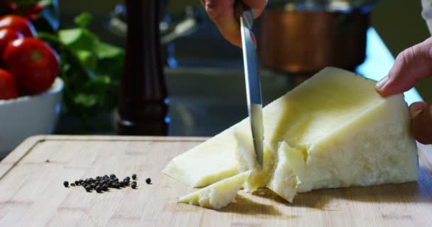 Zeitlupe Einer Koch Reibe Parmesan Käse Typisch Italienischer Käse Auf — Stockvideo