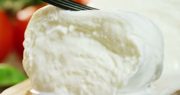 Makro Pchnięciu Świeży Włoski Mozzarella Bufala Bio Pełne Mleko Tło — Wideo stockowe