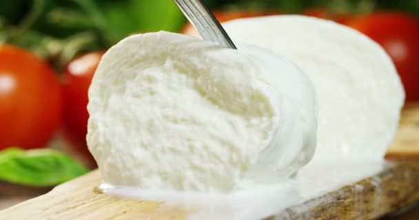 Makro Pchnięciu Świeży Włoski Mozzarella Bufala Bio Pełne Mleko Tło — Wideo stockowe