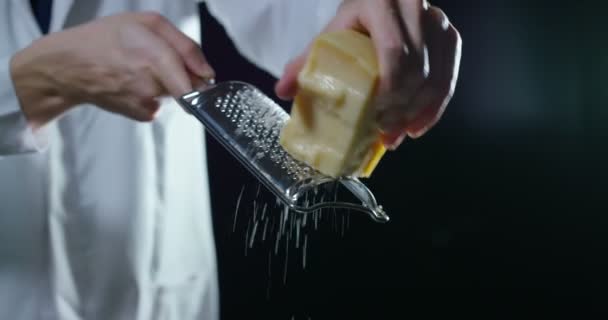 Video Vom Chef Beim Reiben Der Vorspeise Parmesan — Stockvideo