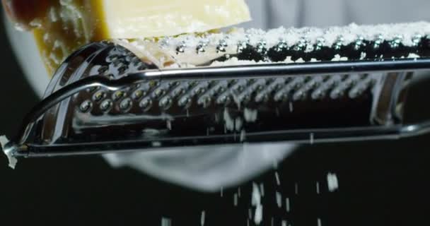 大厨光栅帕尔马奶酪的宏观视频 — 图库视频影像