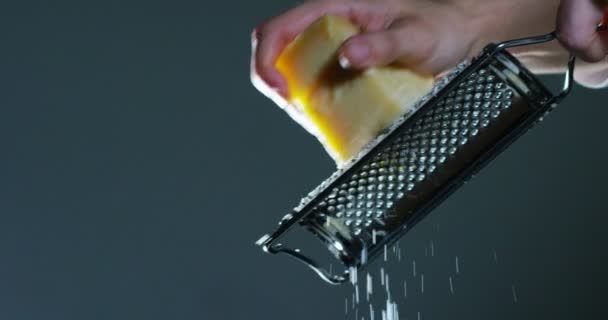 手光栅帕尔马奶酪的视频 — 图库视频影像