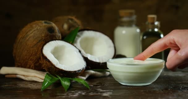 Latte Cocco Fresco Nutriente Crema Idratante Mani Viso Pelle Fondo — Video Stock