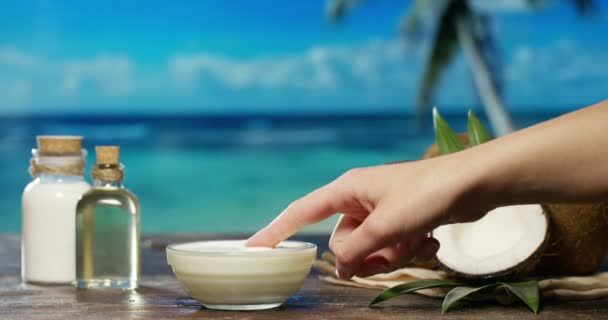 Verse Kokosmelk Hydraterende Crème Voor Handen Gezicht Huid Een Donkere — Stockvideo