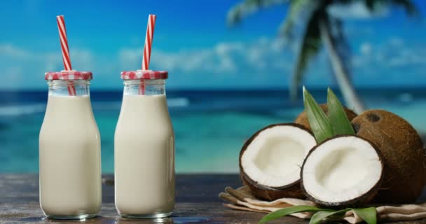 Delicioso Fresco Nutritivo Coco Milkshake Fundo Das Paredes Brancas Conceito — Vídeo de Stock