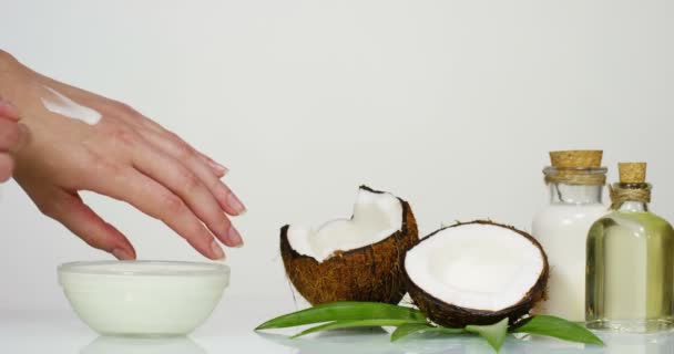 Latte Cocco Fresco Nutriente Crema Idratante Mani Viso Pelle Fondo — Video Stock