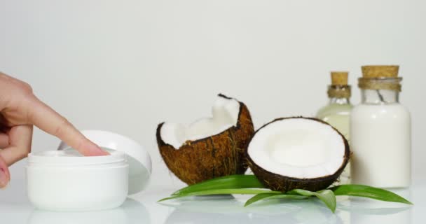 Latte Cocco Fresco Nutriente Crema Idratante Mani Viso Pelle Fondo — Video Stock