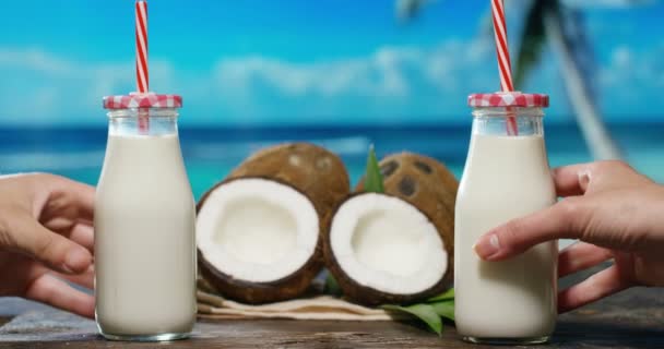 Delicioso Fresco Nutritivo Coco Milkshake Fundo Das Paredes Brancas Conceito — Vídeo de Stock