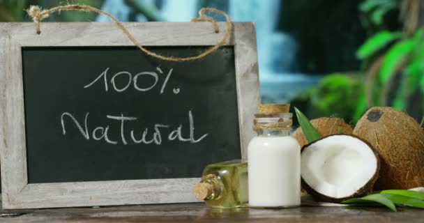 美味新鲜营养的椰子奶昔的背景上的白墙 维生素 蛋白质 — 图库视频影像