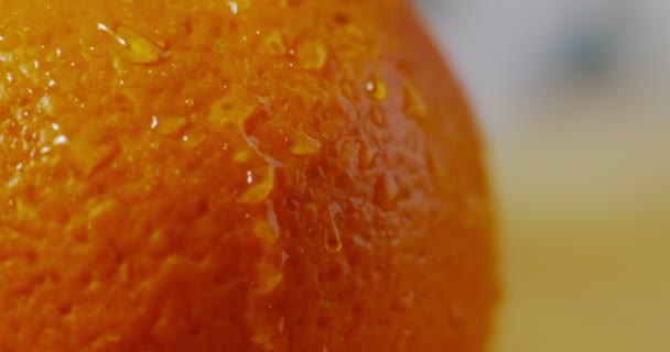 超级慢动作宏的一个单一的琥珀色橙色水果 额外关闭 在4K — 图库视频影像