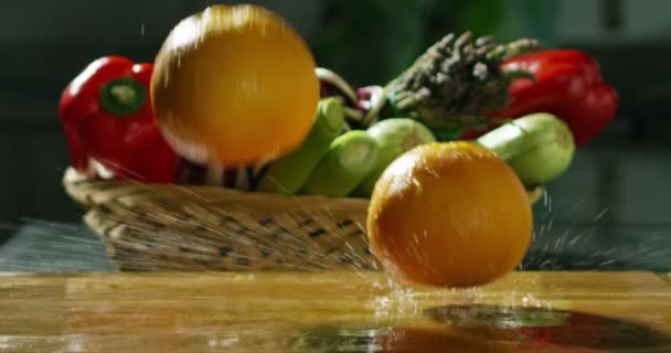 Super Zeitlupe Makro Einer Einzigen Bernsteinorangen Frucht Extra Nahaufnahme — Stockvideo