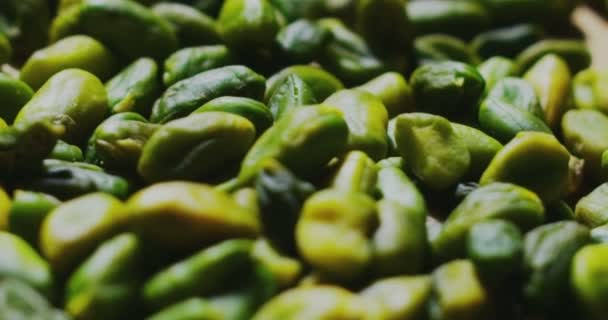 Macro Super Cámara Lenta Caída Pistachos Verdes Una Mesa Cocina — Vídeo de stock