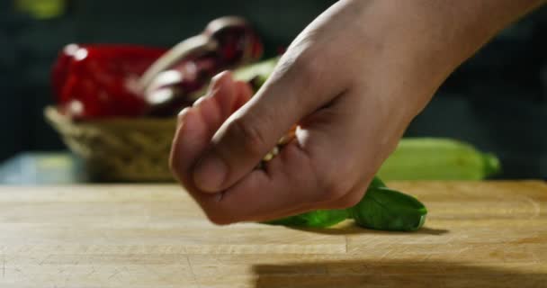 Die Hände Eines Jungen Kochs Ruhen Sanft Extremer Zeitlupe Auf — Stockvideo