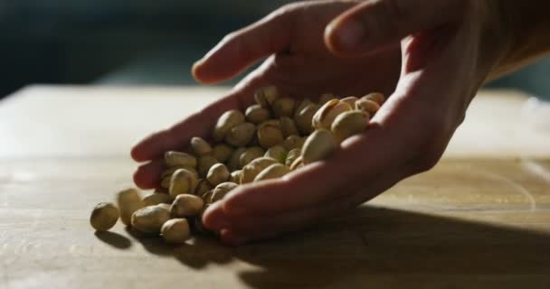 Руки Професійного Шеф Кухаря Розкривають Деякі Свіжі Біологічні Фісташки Екстремальному — стокове відео