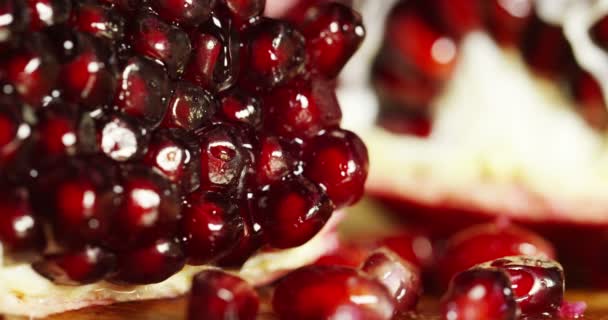 Video Red Juicy Pomegranate Grains Flowing Water Drops — Stock Video