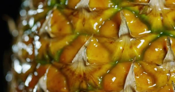 Närbild Delvis Havsutsikt Video Färsk Ananas Svart Bakgrund — Stockvideo