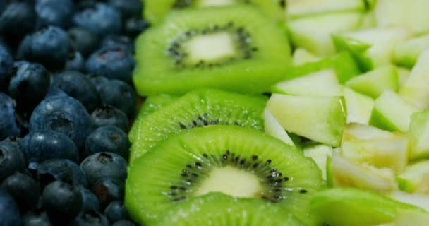 Frische Fruchtmischung Mit Erdbeere Apfel Blaubeere Himbeere Kiwi Orange Salat — Stockvideo
