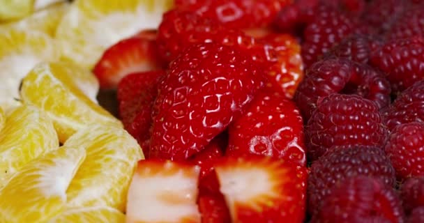 新鮮なフルーツは 合成は イチゴ リンゴ ブルーベリー ラズベリー キウイ オレンジをミックスします 夏に食べる新鮮なエキゾチックなトロピカル フルーツのサラダ — ストック動画