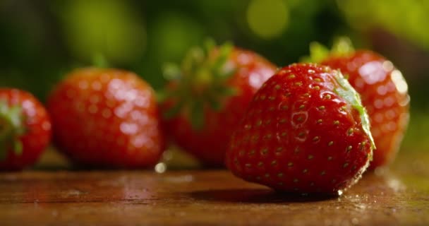 Video Von Frischen Roten Erdbeeren Auf Holztischoberfläche — Stockvideo