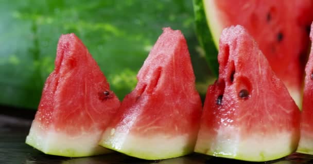 美丽美味的红色 绿色多汁的西瓜切片 在桌子上 五颜六色 成熟水果和浆果 天然产品 新鲜产品 大浆果 生态纯净 黑色种子 — 图库视频影像