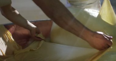 Süt ve Parmesan bir tür yapmak için Lor peynir sektöründe ana Peynirci'ye karışımları: Peynirci'ye eski İtalyanca geleneğe göre öyle. Konsept: Sanayi, Parmesan, gelenek
