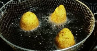 İtalyan arancini Sicilya, tipik geleneksel İtalyan yemeği domates mozzarella peyniri ve pirinç ile yapılan yemek bir şef. Sağlık, İtalyan, diyet, kavramı geleneği, sağlık
