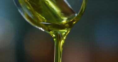 makro bir bakış açısı, bir küçük şişe düşen petrol. Diyet yağ ve gıda lezzet için kullanılan Biyografi düşüyor yavaş çekimde. Diyet, gıda, gelenek, İtalya kavramı.